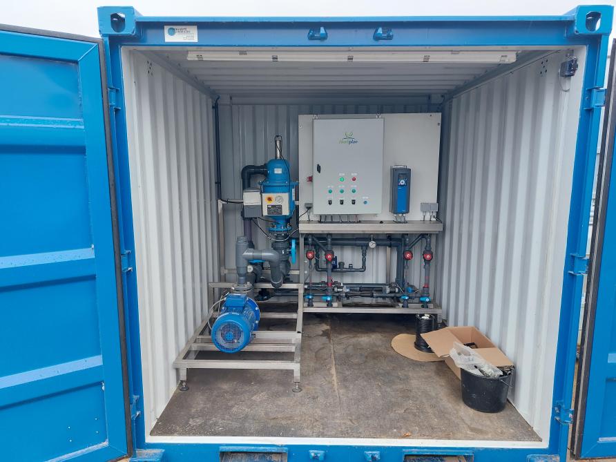 De container waar de installatie en alle onderdelen staan om water en meststoffen naar het veld te pompen.