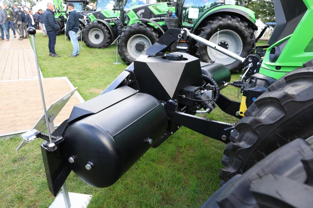 Trekkerbumper met ingebouwde luchtcompressor.