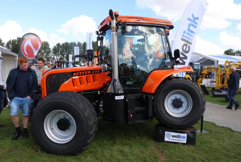 Better tractor met vierwielsturing.