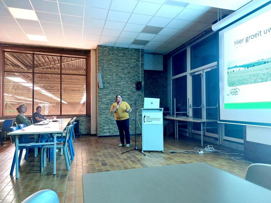 Femke Moors hielp enkele misverstanden/vooroordelen over het telen van baktarwe uit de wereld tijdens  de graanavond aan de PIBO-campus.