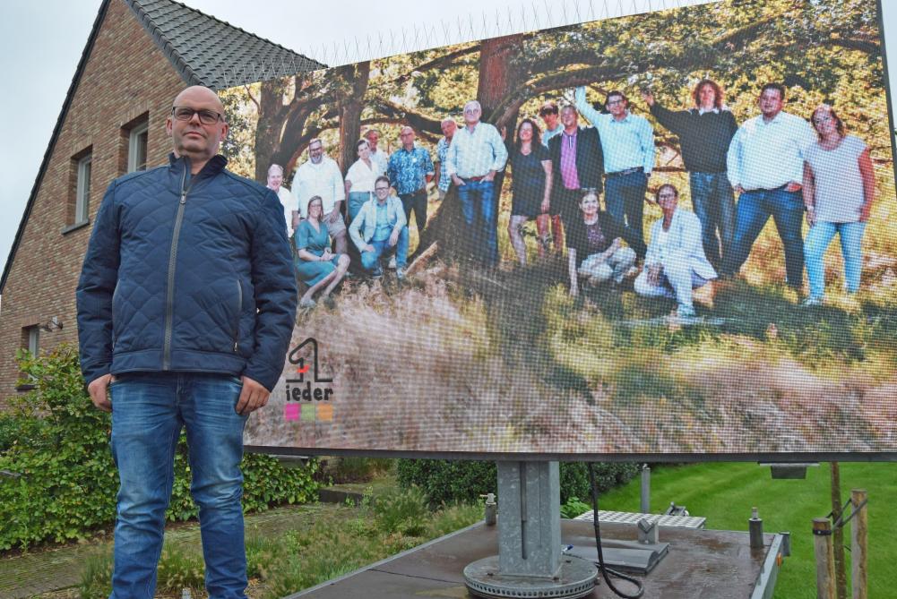 Stefan plaatste in kader van de verkiezingen een mobiel digitaal scherm voor zijn melkveebedrijf. Alle kandidaten van de partij ‘ieder1’ passeren er de revue.