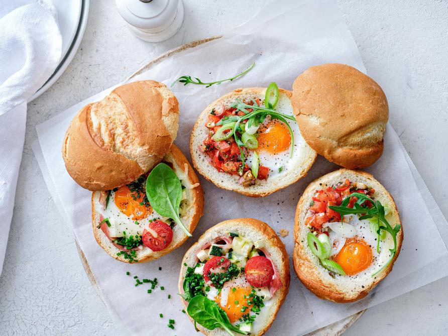 Eieren uit de oven met ham of tomatensalsa, een lekkere combinatie.