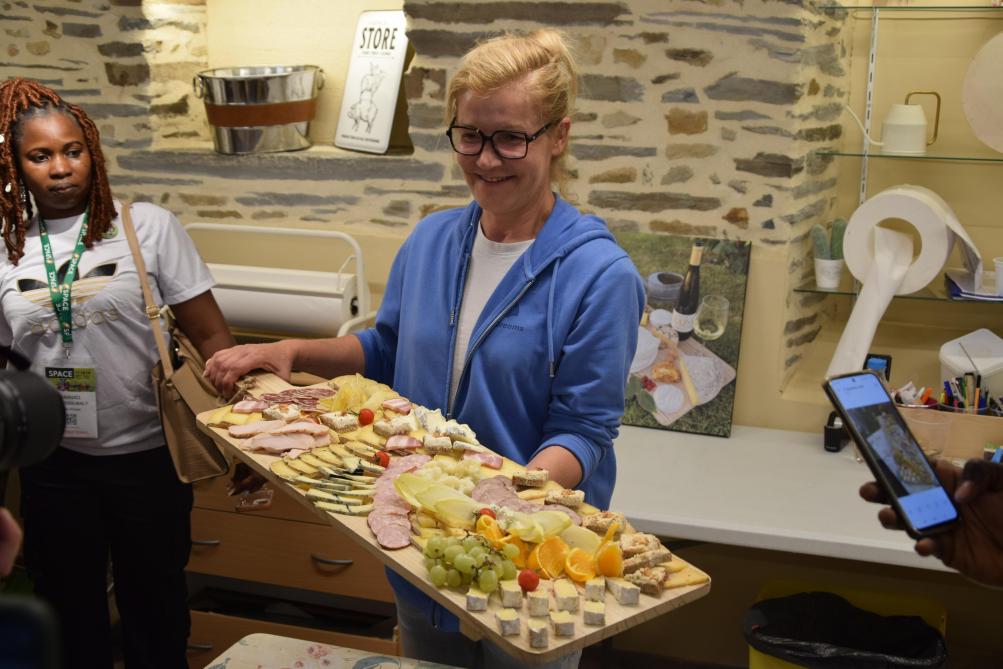 Isabelle Arondel toont trots de producten die ze verkoopt haar hoevewinkel. Veel ervan maakt ze zelf.