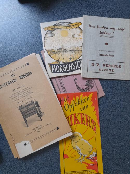 Het Proefbedrijf Pluimveehouderij bewaart een deel van de bibliotheekcollectie van de voormalige Provinciale Dienst voor Land- en Tuinbouw van de provincie Antwerpen.