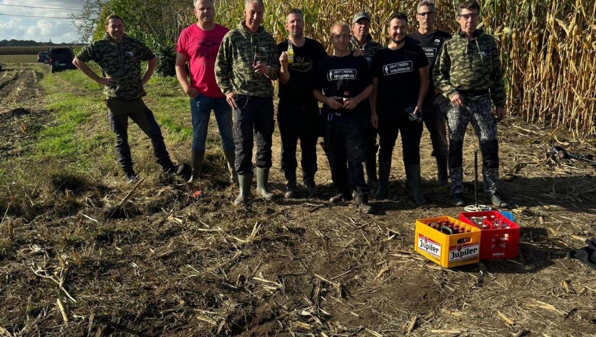 Een ploeg van bijna 10 mensen met een metaaldetector hebben een boer in Zedelgem geholpen om zijn maïs te oogsten. Een vandaal had in willekeurige maïskolven lange nagels verstopt, zodat de maïs niet kon geoogst worden.