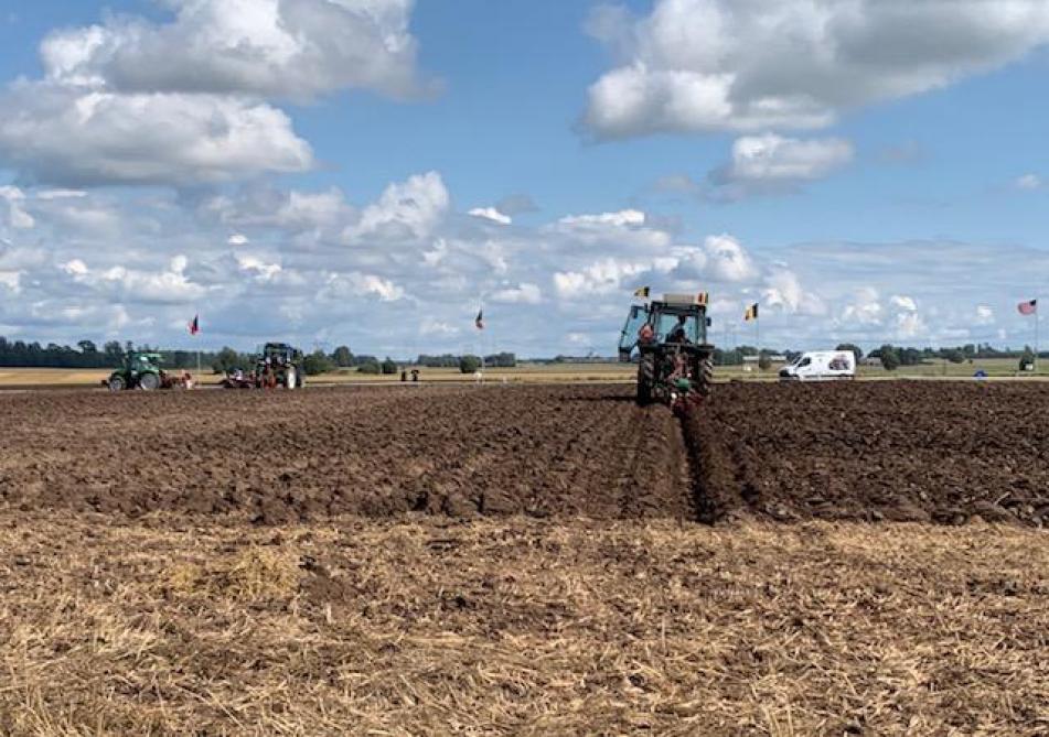 Jens Sierens tijdens het ploegen van de eindvoor in Estland.