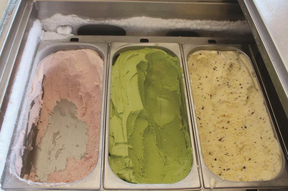 In de boerderijwinkel van Kris is chlorellaijs (midden) na vanille de populairste smaak.