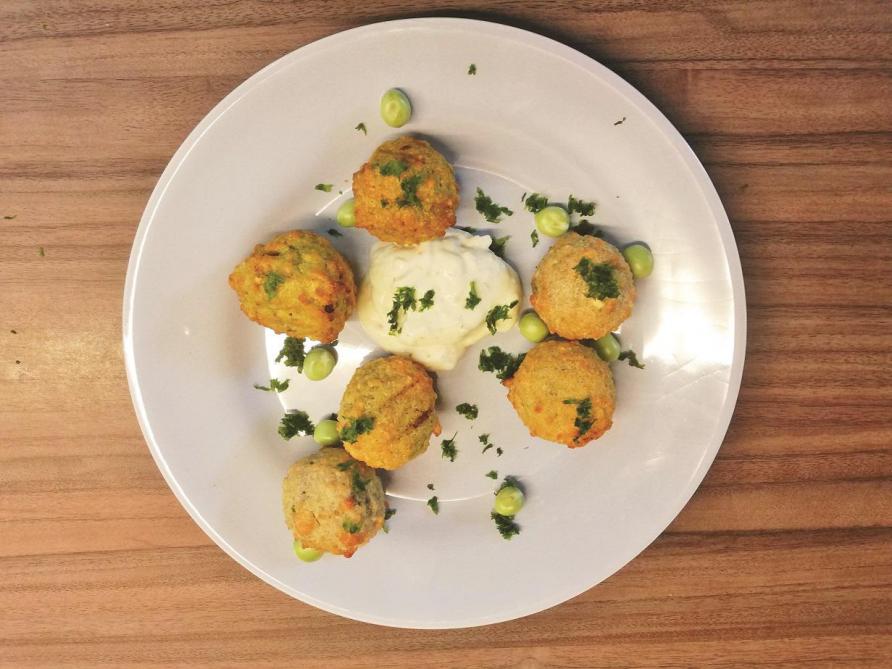 Deze vegetarische aperitiefhapjes met chlorella vind je binnenkort in het vriesvak bij verschillende supermarkten.