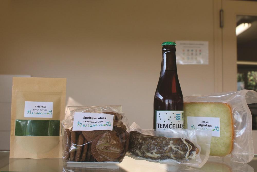 Enkele van de producten waarin de chlorella uit Temse verwerkt wordt (vanaf links): poeder, speculaas, worst, bier en kaas.