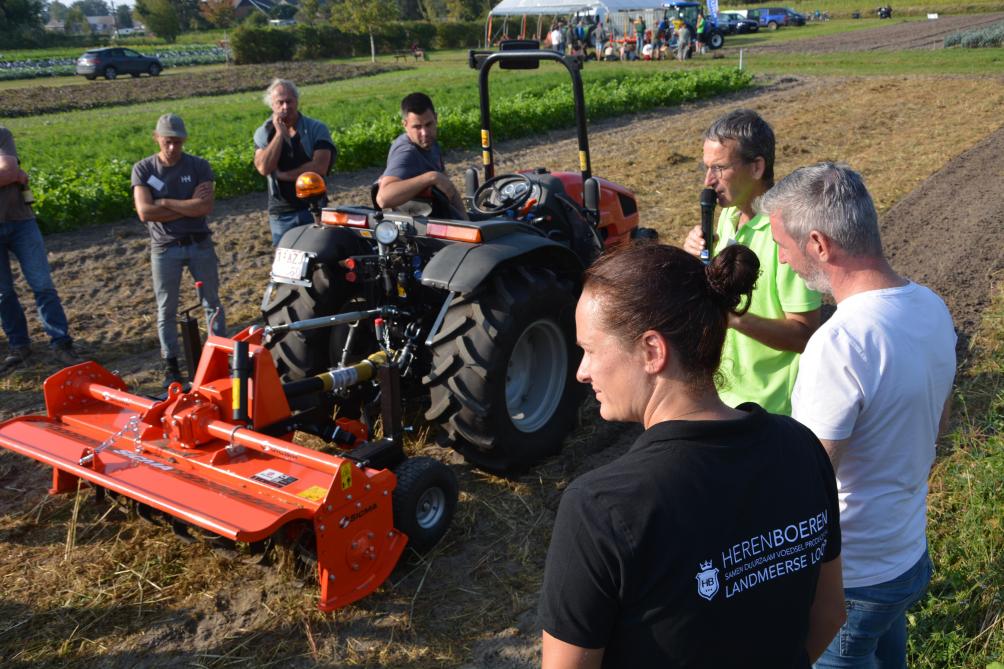 Lieven Delanote van Inagro gaf toelichting bij de mulchfrees van De Clippeleir om groenbemesters te vernietigen.