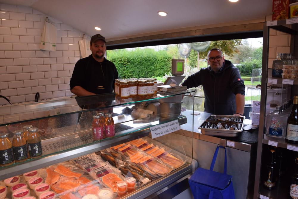 Sebastien (links) en Vincent Baltus in de winkel met zelfbereide producten op basis van forel.