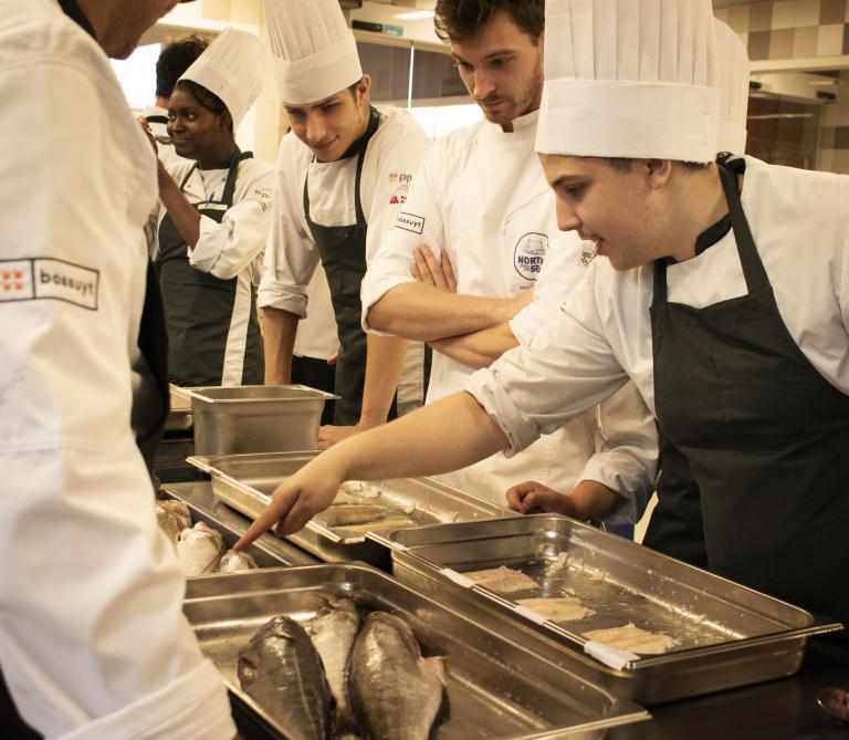 De North Sea Chefs vragen de leerlingen van hotelscholen ook het verschil tussen een filet kabeljauw en 5 kabeljauwachtigen te zien. “Niemand – inclusief getrainde chefs – kan het verschil zien.”