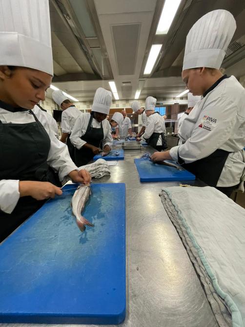 Leerlingen van hotelscholen zoals PIVA leren van de North Sea Chefs hoe ze Noordzeevissen moeten kuisen en klaarmaken.