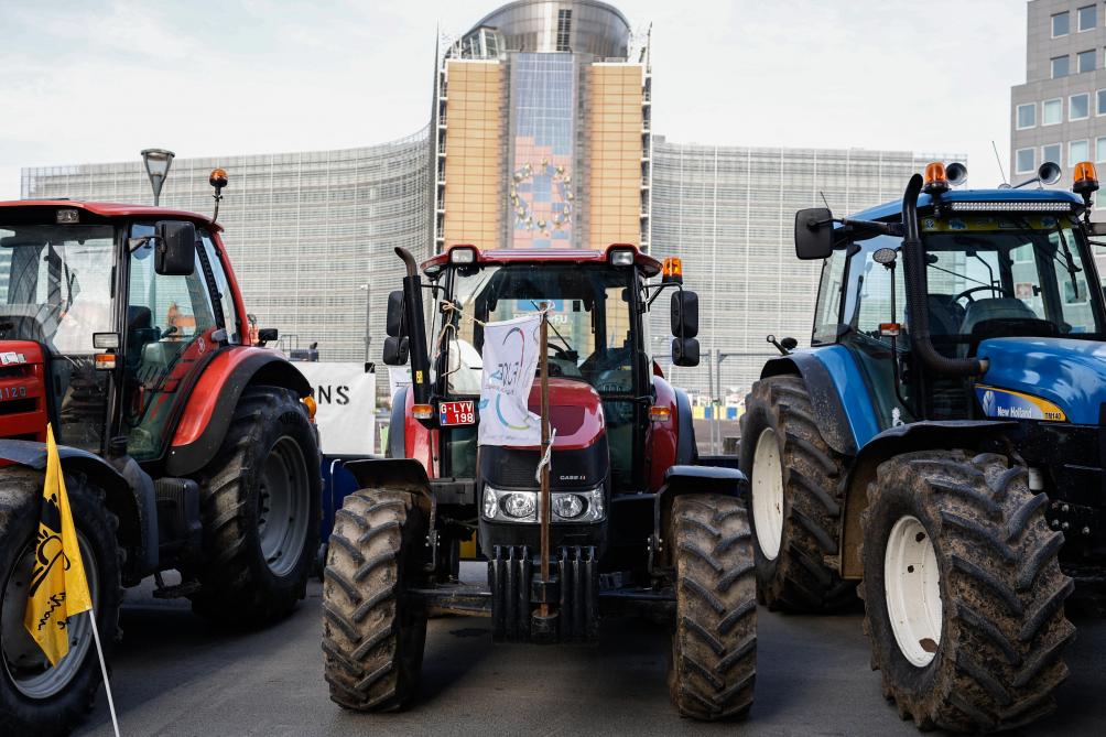 Voor het hoofdkwartier van de Europese Commissie verzamelden zich een honderdtal actievoerders en 5 tractoren.