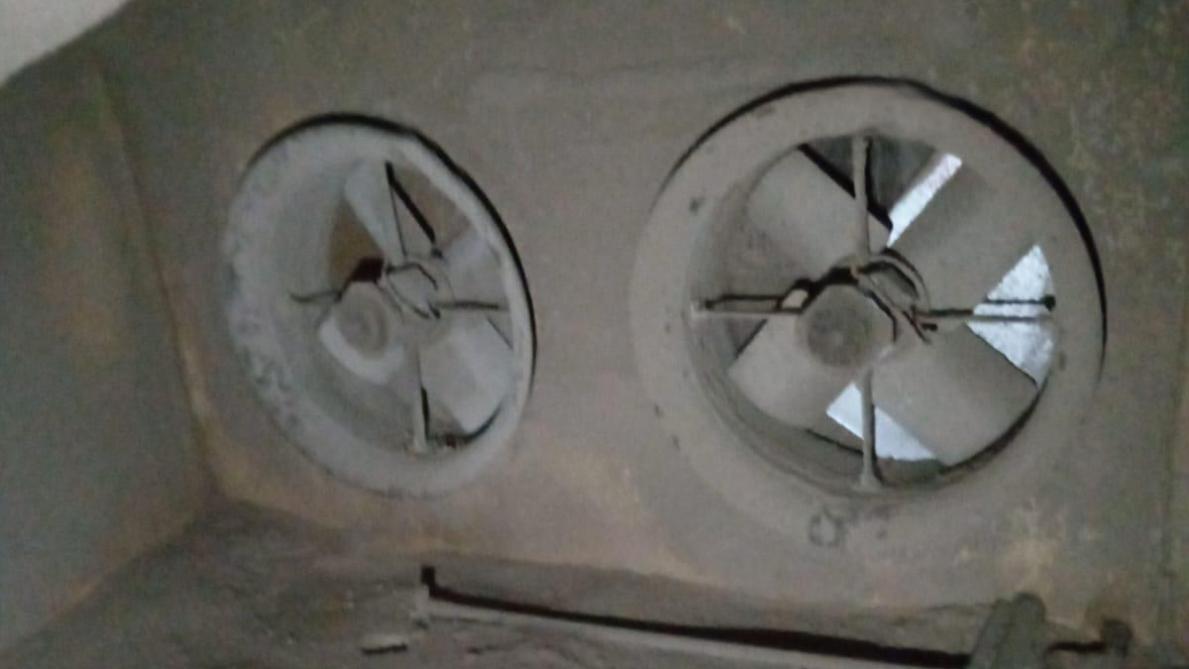 De bewuste ventilatoren op het einde van het ventilatiekanaal. Eerst viel de derde stil (rechts), vervolgens de vierde (links).