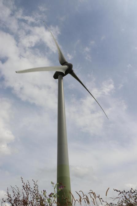 Wind blijkt in Nederland meer op te leveren dan  akkerbouwproducten. Zo’n 60% van het inkomen van de familie Schreuder komt van de 2 windmolens.