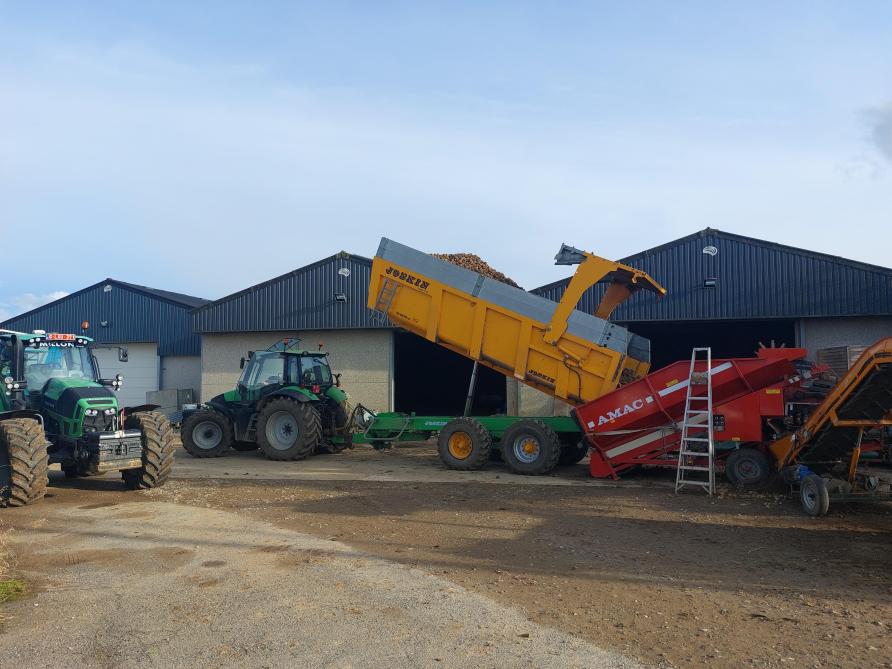 Hans Roskams heeft naast een machineloods nog  3 moderne bewaarloodsen, 2 voor aardappelen,  eentje voor uien.