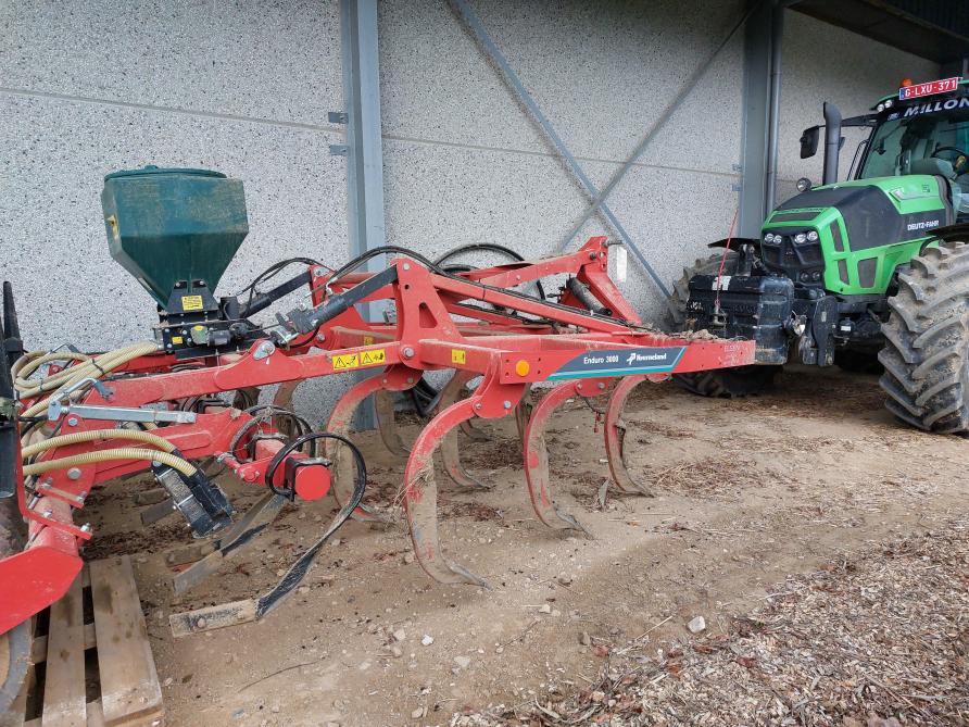 Hans Roskams bewerkt zijn bodem hoofdzakelijk niet-kerend met deze cultivator.