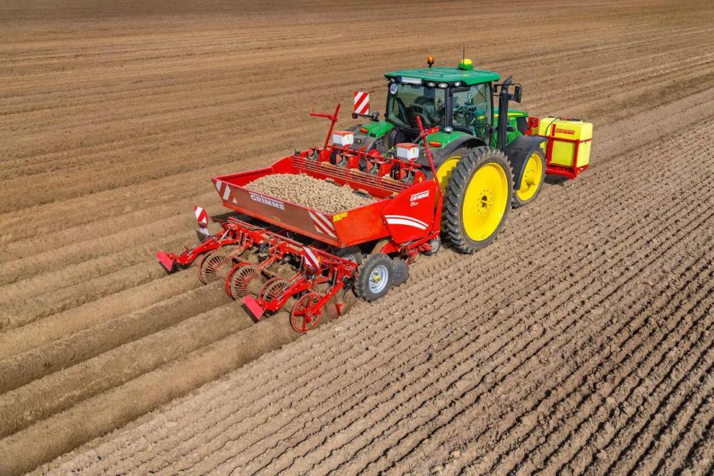 Grimme GL420 met kooirollen voor luchtigere aardappelruggen.