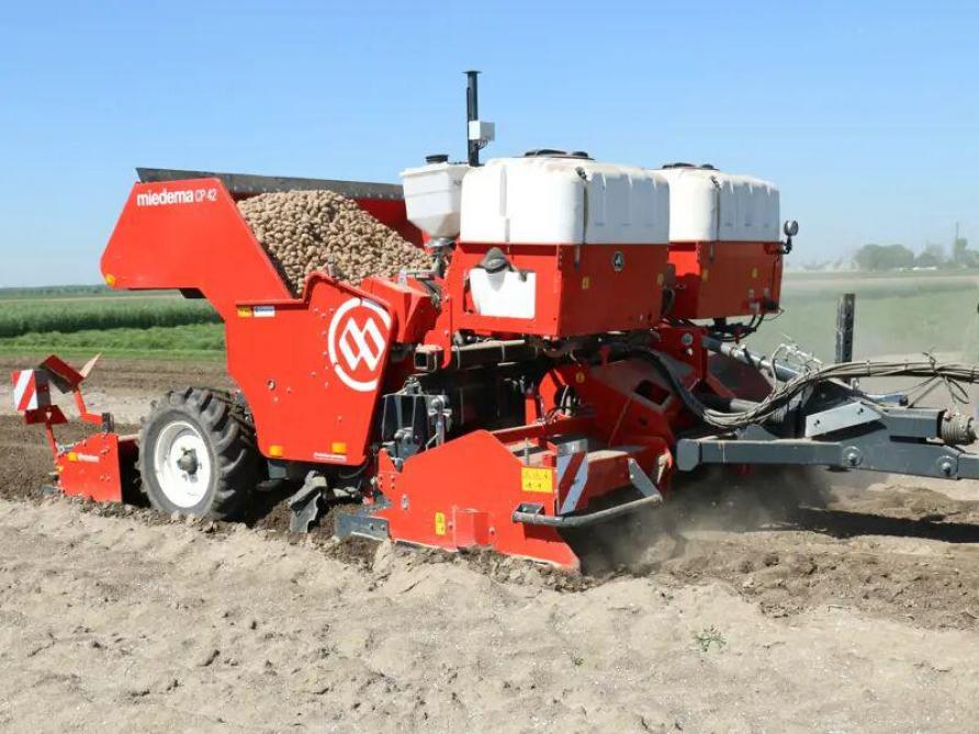 Ook bij een getrokken bekerpootmachine met geïntegreerde frees is het belangrijk de plantdiepte te meten.