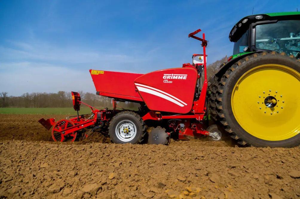 De instelling van de kleine loopwielen vooraan de Grimme GL 420 bepalen  de plantdiepte.