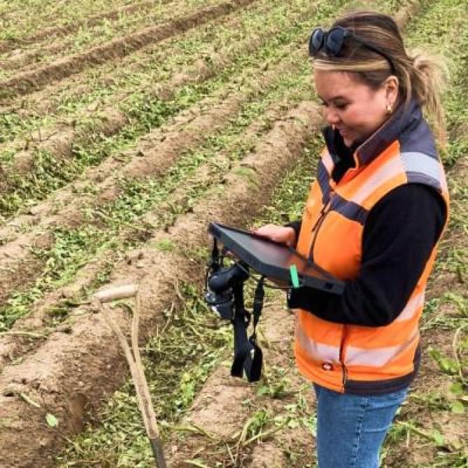 HarvestEye is een handcomputer die snel nieuwe  gegevens verwerkt.