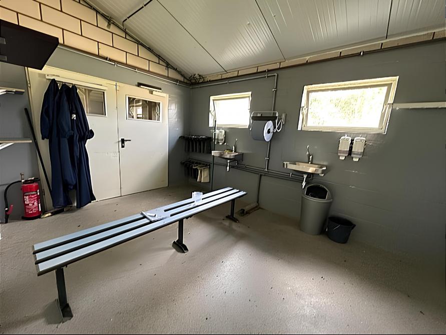 Per bedrijf moet een hygiënesluis aanwezig zijn. Het betreden van de pluimveestallen is enkel mogelijk na gebruik van de bedrijfshygiënesluis en de hokhygiënesluis.