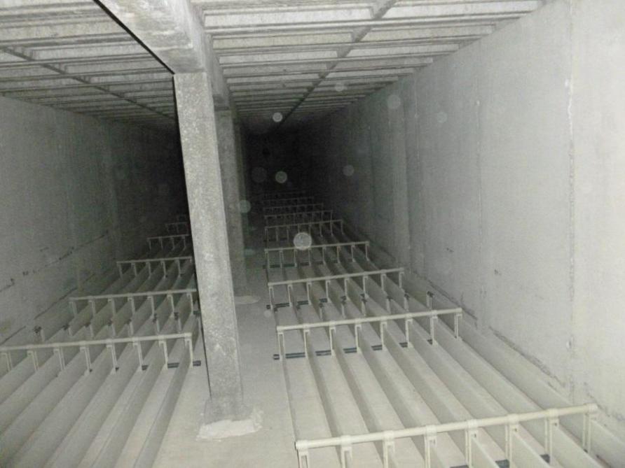 Het koeldeksysteem in de mestput van de familie D’heygere toen het pas gebouwd was.