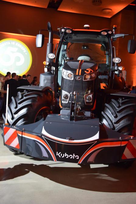 Speciaal voor het 50 jaar jubileum van Kubota in Europa worden 50 M7004-tractoren geproduceerd voor de Europese markt. Ze hebben een exclusieve look in oranje en zwart.