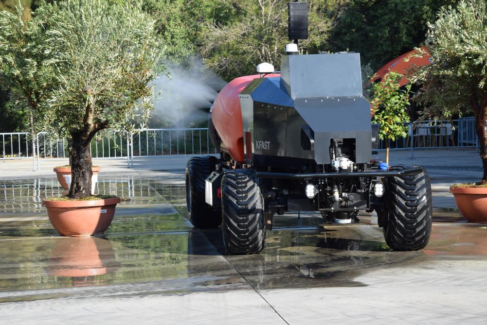 De autonome KFAST-spuitmachine demonstreerde zijn kunnen tussen de olijfbomen.