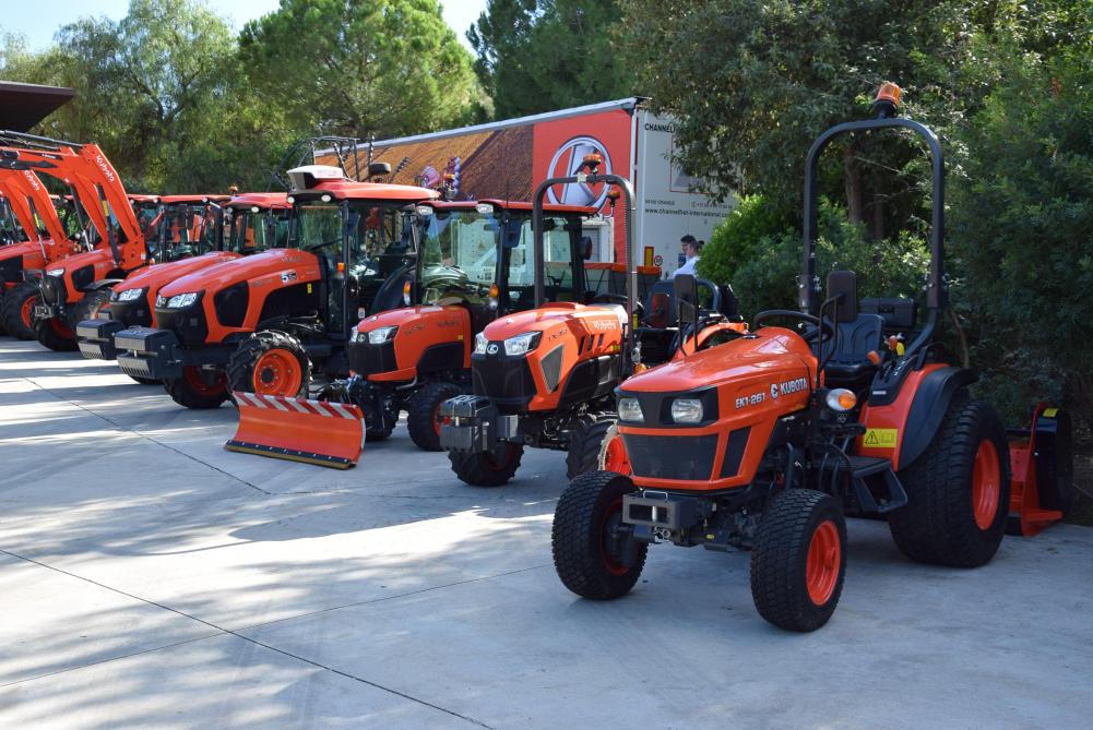 Kubota stelde tijdens de jubileumviering ook het ruime gamma kleinere tractoren voor, met vooraan de nieuwe EK1-261 HST.