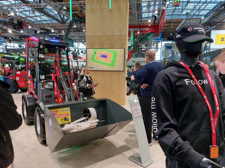 De bestuurder kan zonder  op de wiellader te zitten zijn machine naar hem toe laten rijden dankzij de   ‘Follow Me’-functie van Weidemann.