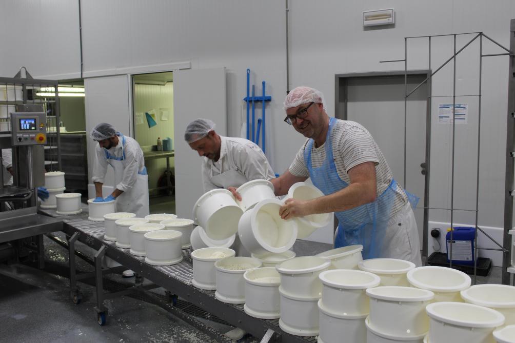 “De productie opdrijven is altijd een ambitie, maar tegelijk willen we erover waken dat we een artisanaal bedrijf blijven, dat de kwaliteit voorop staat en dat er constant nieuwe soorten kazen bijkomen”, zeggen Michiel en Victor.
