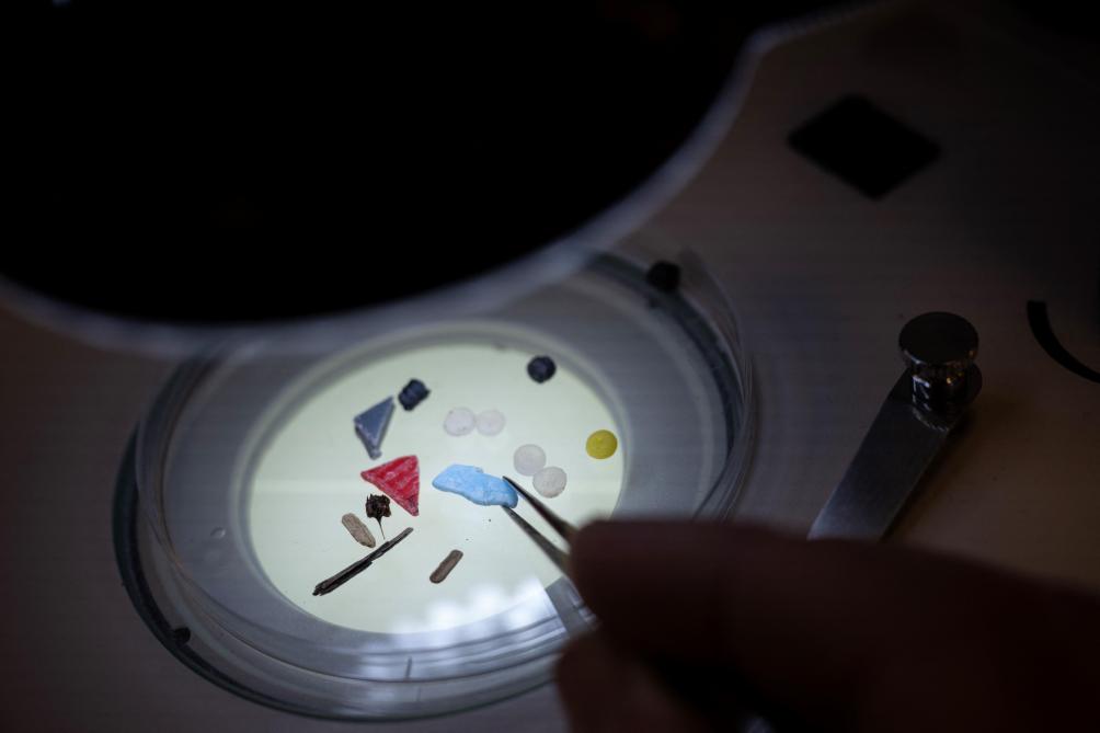 In vergelijking met microplastics in oceanen en andere waterlichamen staat onderzoek naar die vervuiling in haar kinderschoenen.