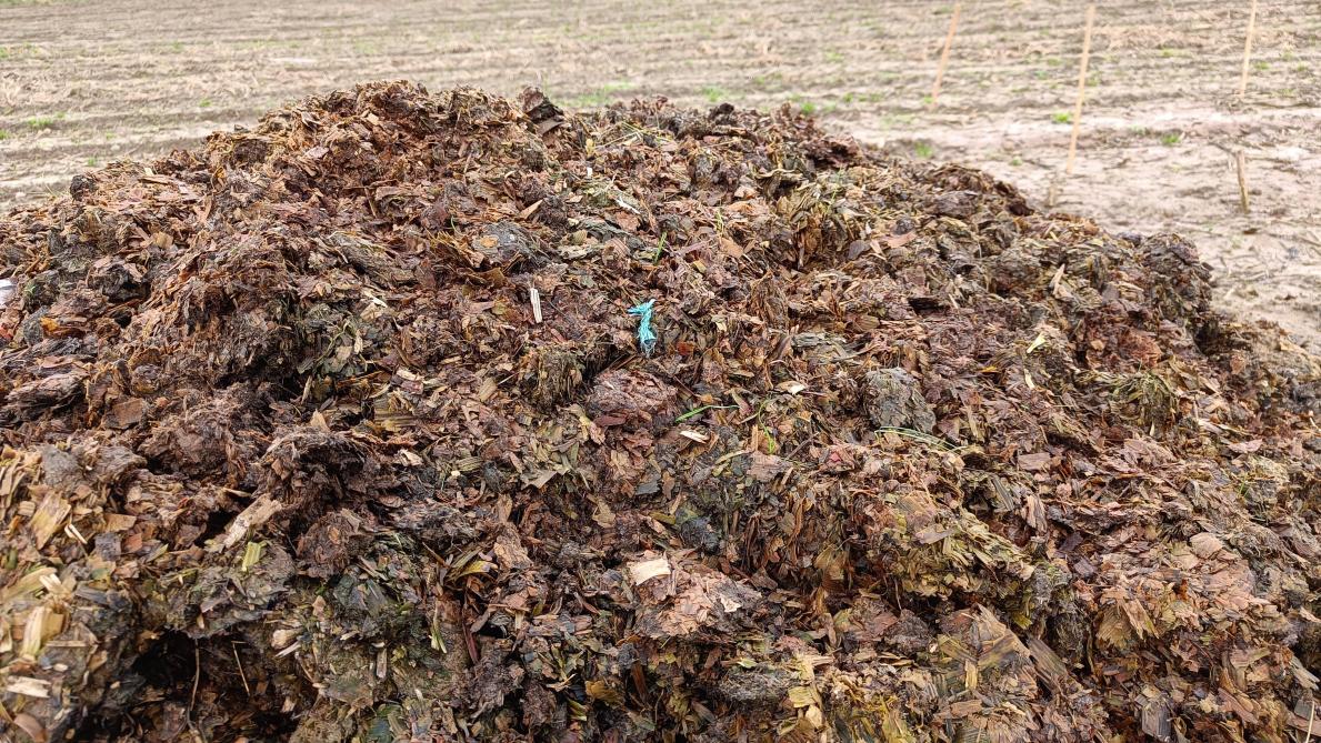 Microplastics komen ook voor in compost, organische en minerale mest of slib dat op het land wordt gebracht.