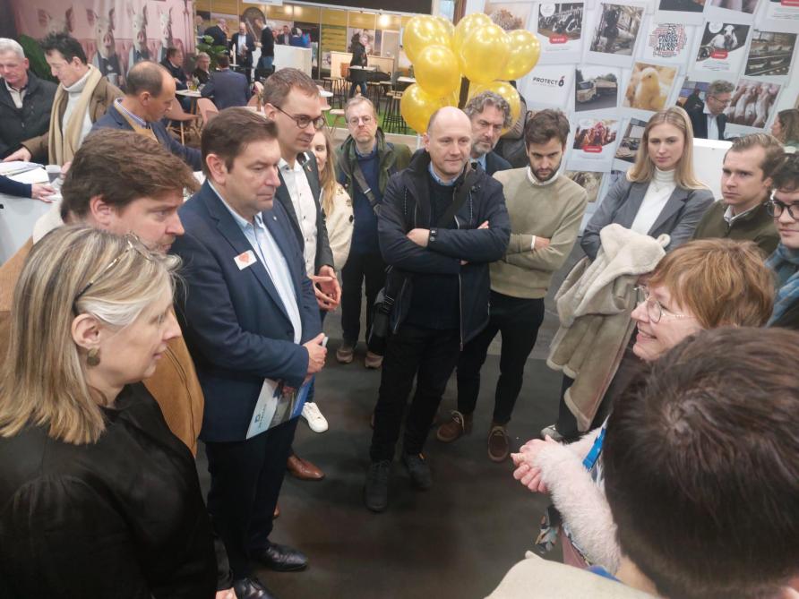 De bijna voltallige commissie Landbouw en Omgeving van het Vlaamse parlement kwam langs in het gezelschap van Patricia De Clercq, administrateur-generaal van het Agentschap Landbouw en Zeevisserij.