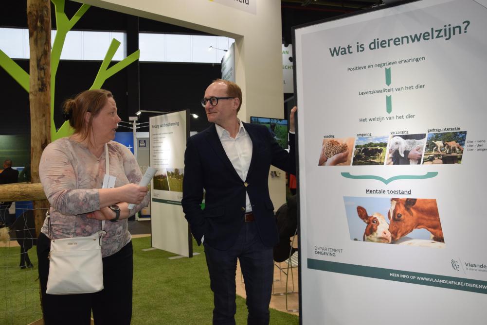 Ook minister Weyts maakte een rondgang doorheen de beurs. Zijn aandacht ging weliswaar naar initiatieven in kader van dierenwelzijn.