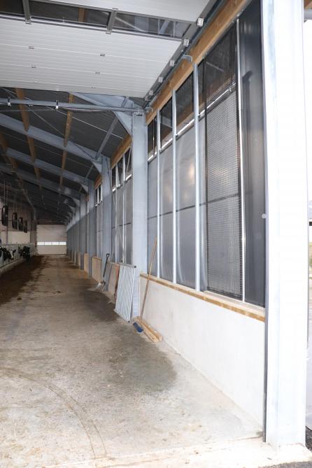 Voor de installatie van het windbreekgaas en de regelbare zeilen in de openingen van de zijmuren koos Paul voor Vervaeke Agri uit Ruiselede/Hoogstraten.