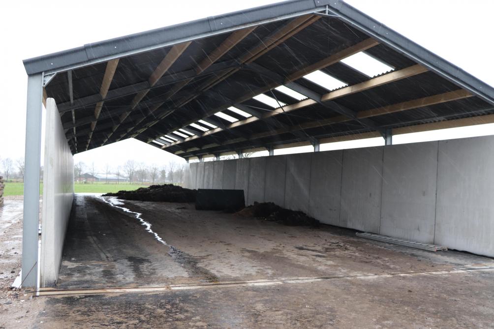 Momenteel werkt de melkveehouder nog met een open sleufsilo om de bokashi te maken, maar inmiddels is een splinternieuwe overdekte sleufsilo gebouwd om bokashi te kunnen maken.