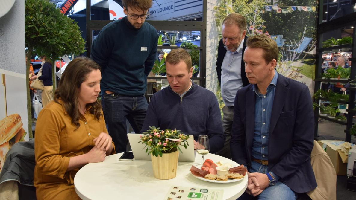Celine Van Laecke van Spar Eke registreerde zich tijdens de beurs onder het goedkeurende oog van minister Brouns en CEO Fontaine.