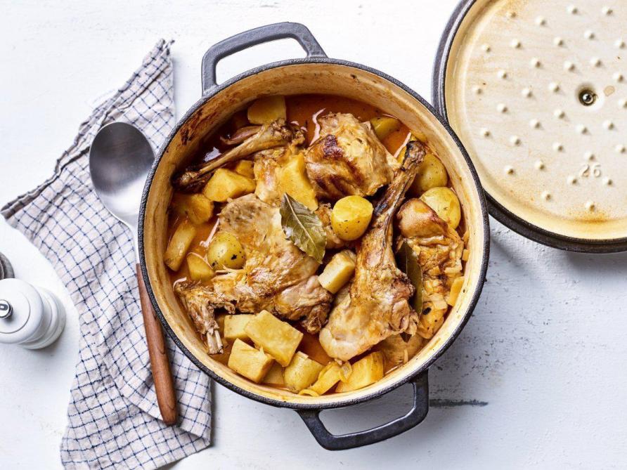 Om met konijn aan de slag te gaan hoef je geen chef te zijn, zoals bij deze konijnenragout met knolselder, pastinaak en aardappel.