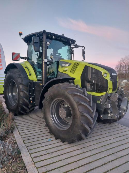 Claas kan zijn Arion- en Axion Cmatic-tractoren nu met een  ‘Night Edition’-(kleuren)pakket leveren.