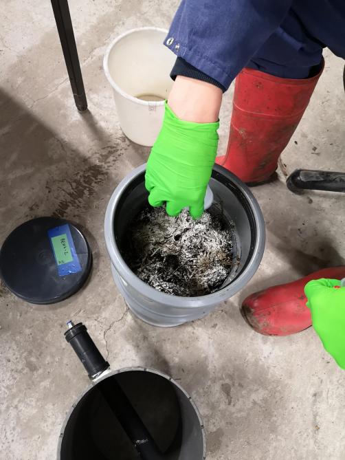 Uit mestcontainerproeven zoals deze bleek dat een on-topbehandeling, waarbij zeolieten over de mest gestrooid worden, effectiever ammoniak reduceren dan de poeders in de mest te mengen.
