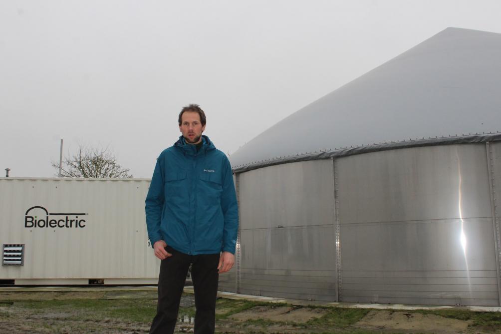 Melkveehouder Joachim De Ruyck uit Kruisem bij zijn mestvergister.