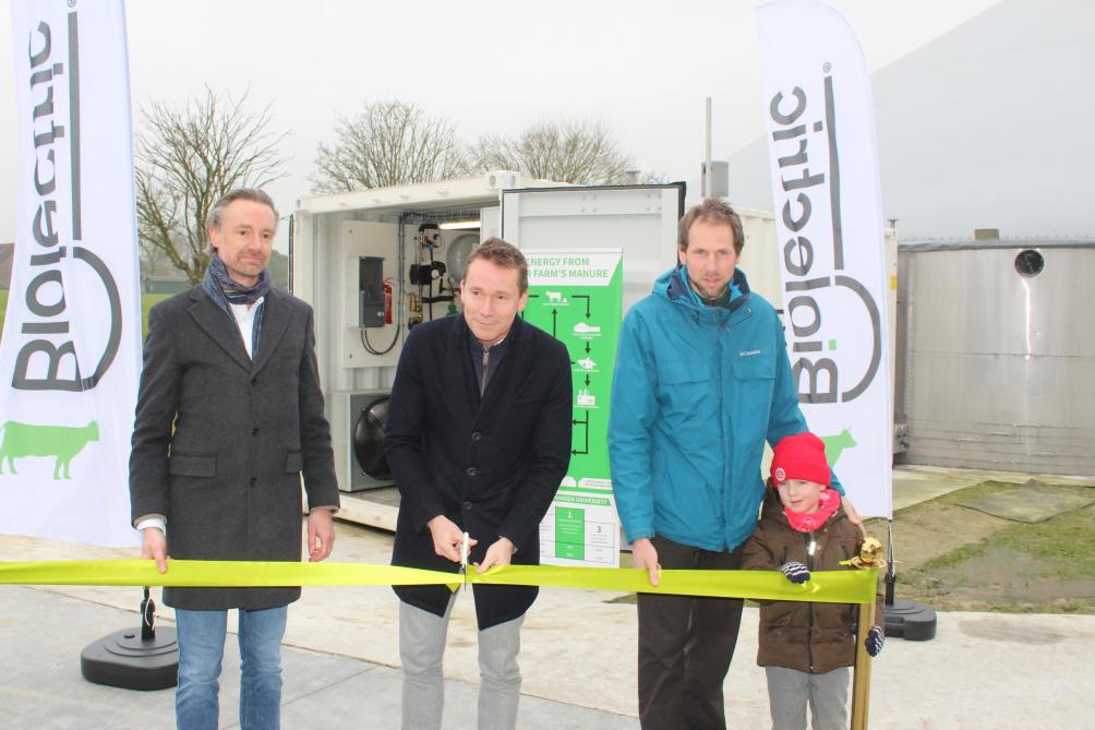 Vlaams minister Brouns (midden) bij de officiële inhuldiging van de mestvergister in Kruisem, geflankeerd door Philippe Jans van Biolectric (links) en melkveehouder Joachim De Ruyck (rechts).