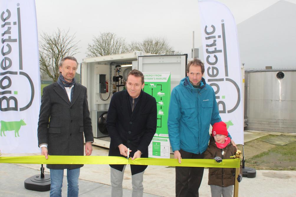 De inhuldiging van de 400ste installatie van Biolectric in Kruisem met vanaf links Philippe Jans van Biolectric, minister Jo Brouns, Joachim De Ruyck en zijn zoontje Robbe.