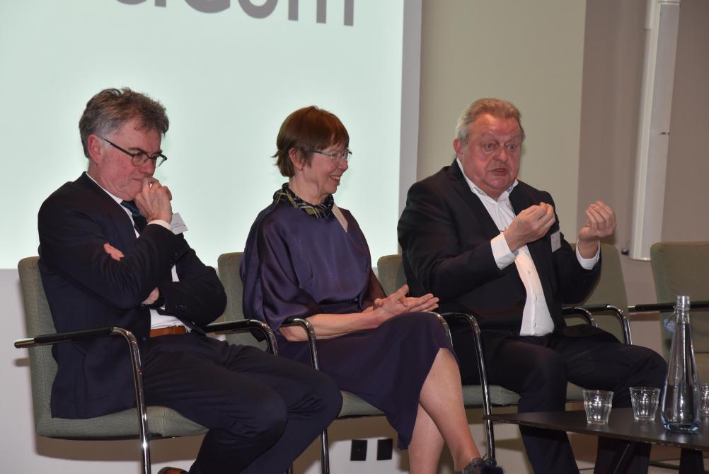 Het debat werd ingeleid door gedelegeerd bestuurder Herman Diricks, voorzitster van het Wetenschappelijk Comité Lieve Herman en voormalig gedelegeerd bestuurder Piet Vanthemsche.