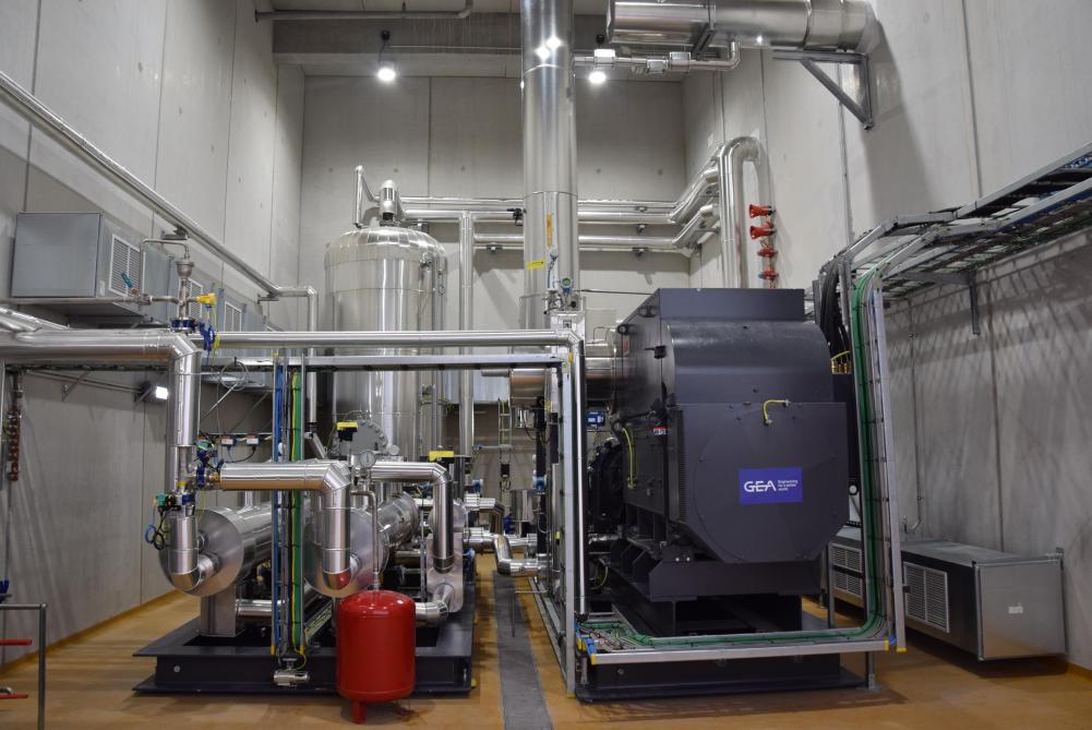 De hoge temperatuur warmtepomp verhoogt de energie-efficiëntie van de TS en bevordert de circulaire economie door de teruggewonnen energie opnieuw te integreren in het productieproces.