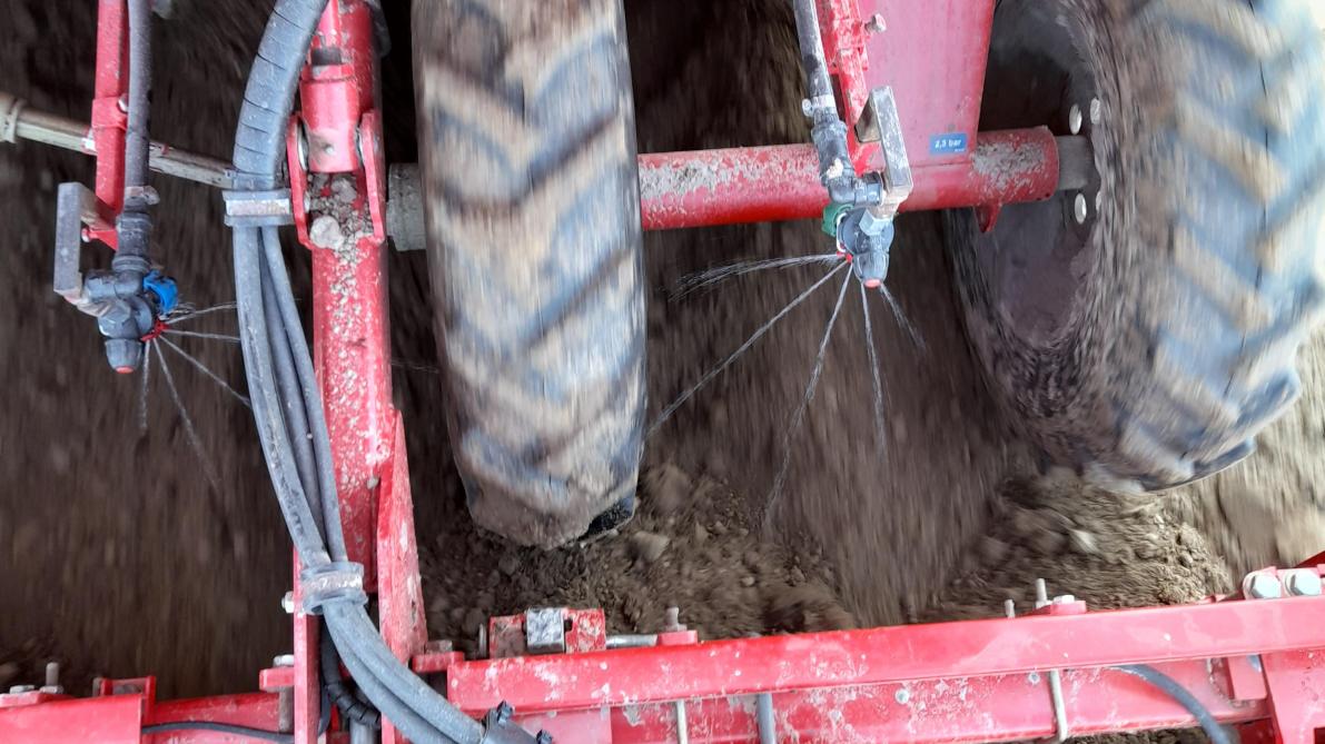 Een spuitdop dient vloeibare meststoffen toe, net voor de rugvorming tijdens het poten.