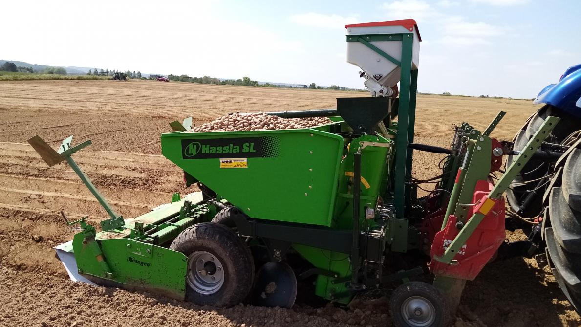 Gekorrelde of vloeibare meststoffen kunnen in de rij toegediend worden tijdens het planten van aardappelen.